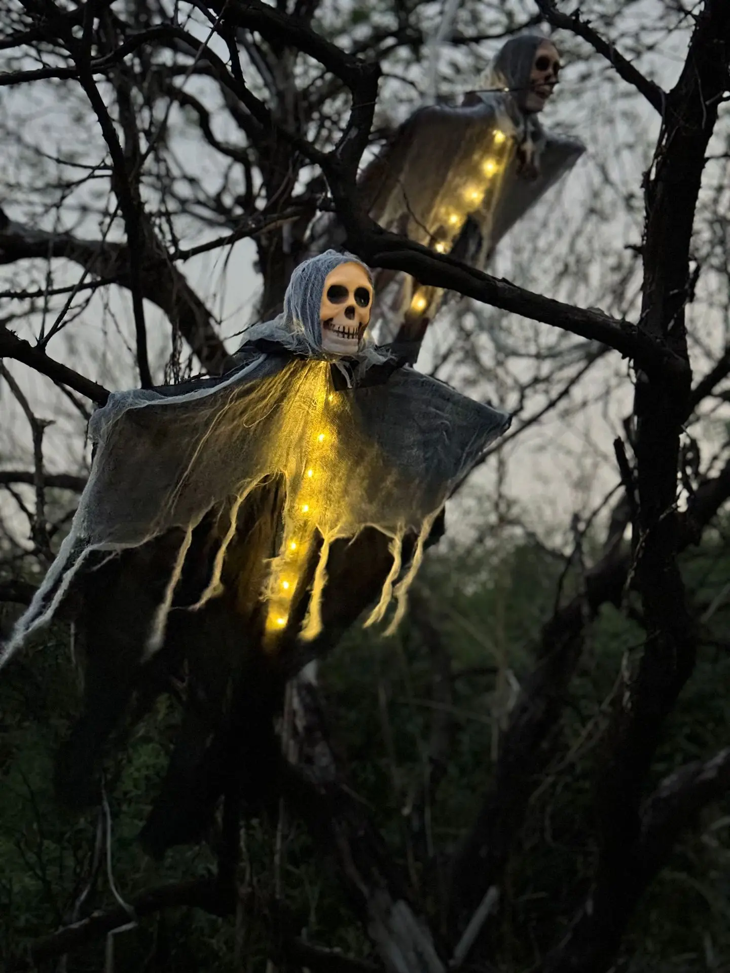 1PCS Halloween Skeleton Ghost Decoration- Ghost with LED String Lights for Outdoor Use in Gardens - Image 2