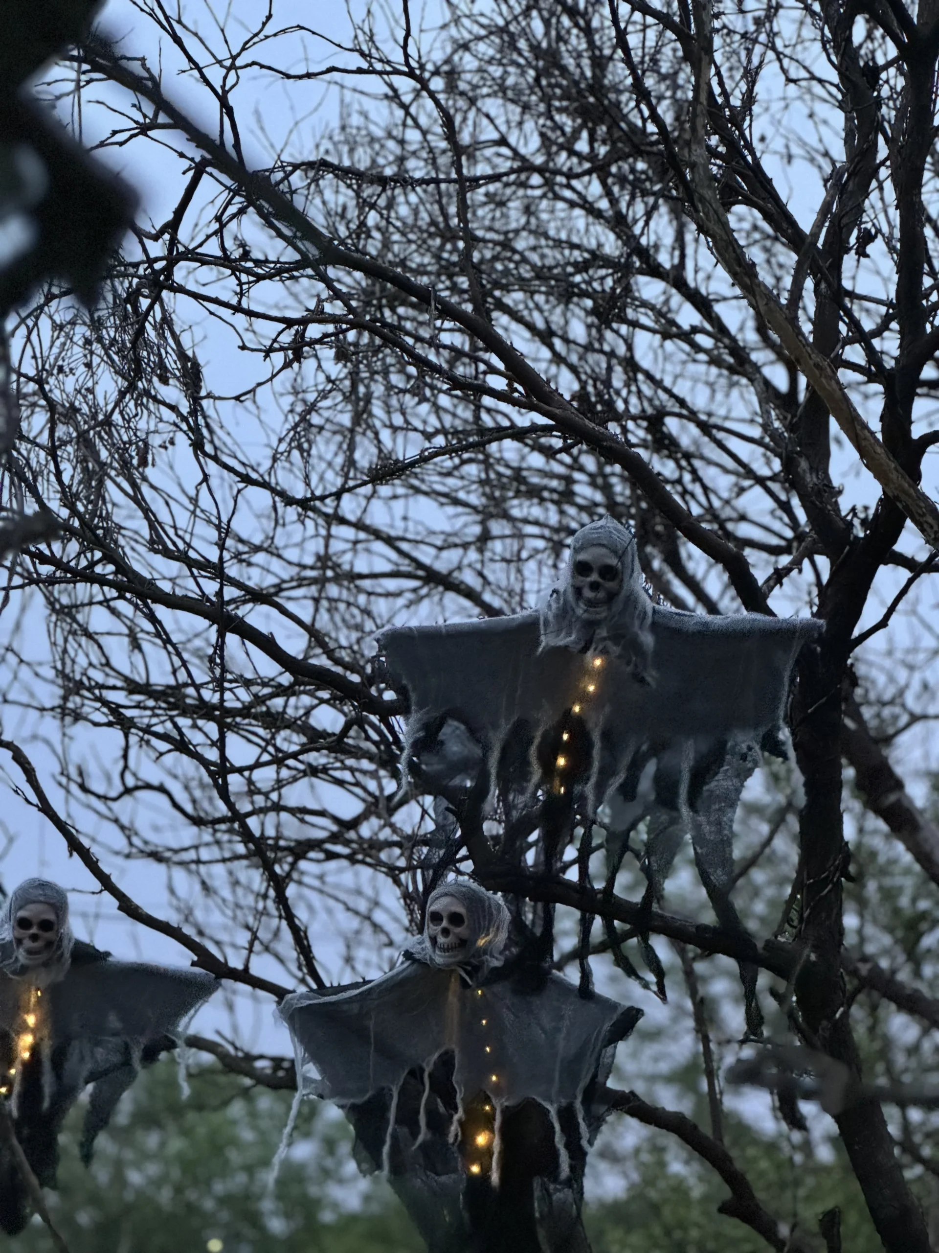 1PCS Halloween Skeleton Ghost Decoration- Ghost with LED String Lights for Outdoor Use in Gardens - Image 5